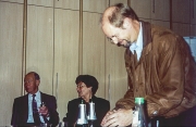 Direktor Werner l?dt ein.