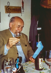 Eckhart mit Abi-Wein 53