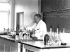Dr. Franke im Chemiesaal
