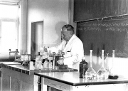 Dr. Franke im Chemiesaal