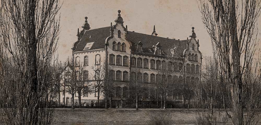 Das Schulgebäude um 1930